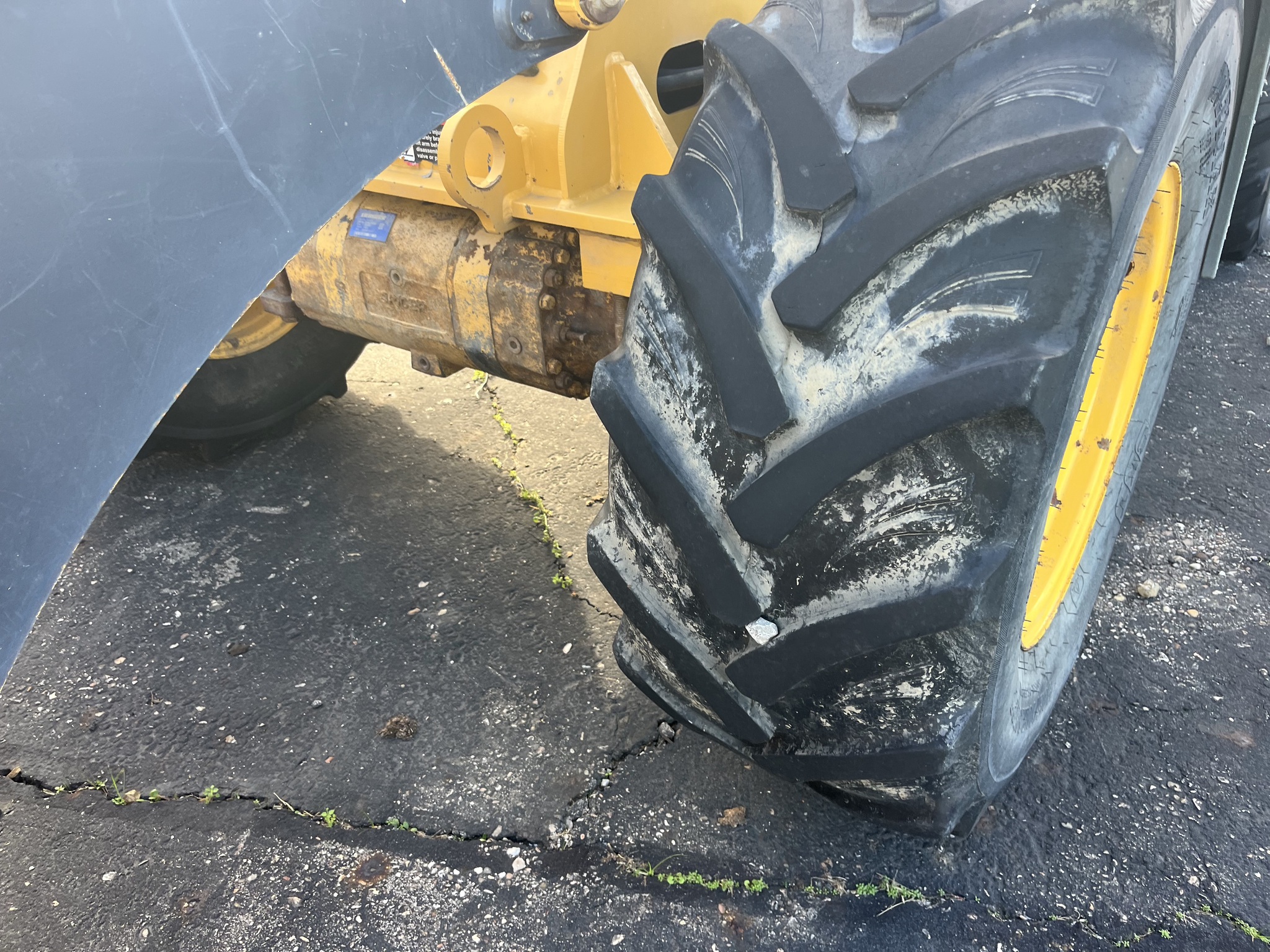 2017 John Deere 324K Image 11