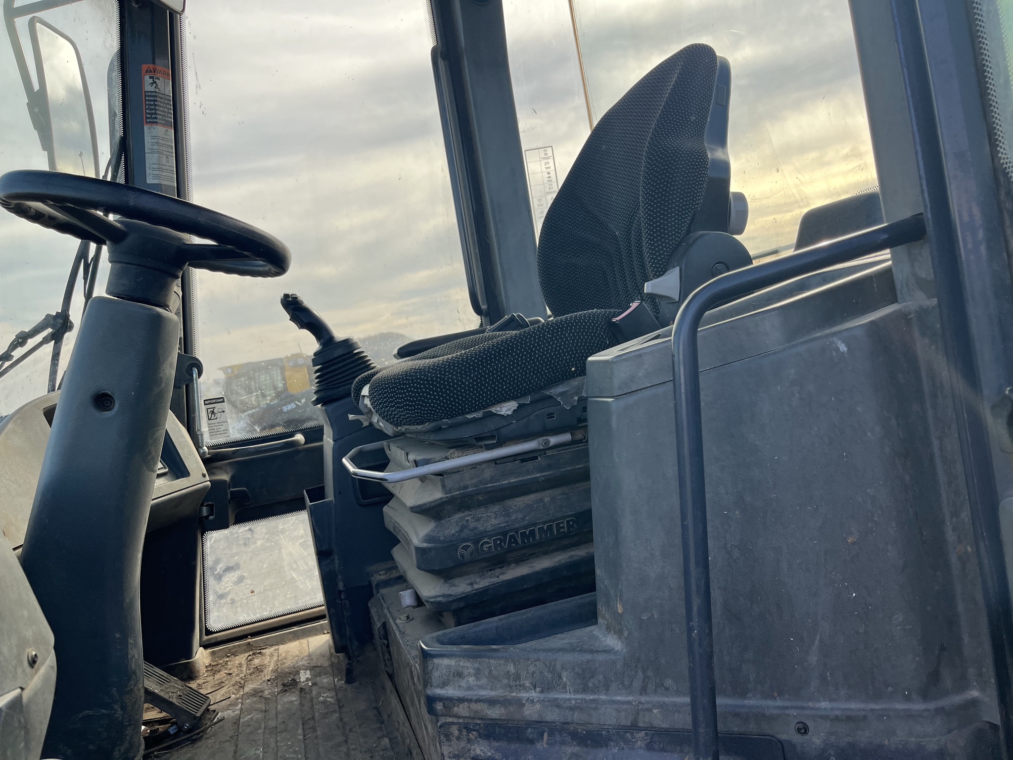 2017 John Deere 324K Image 14