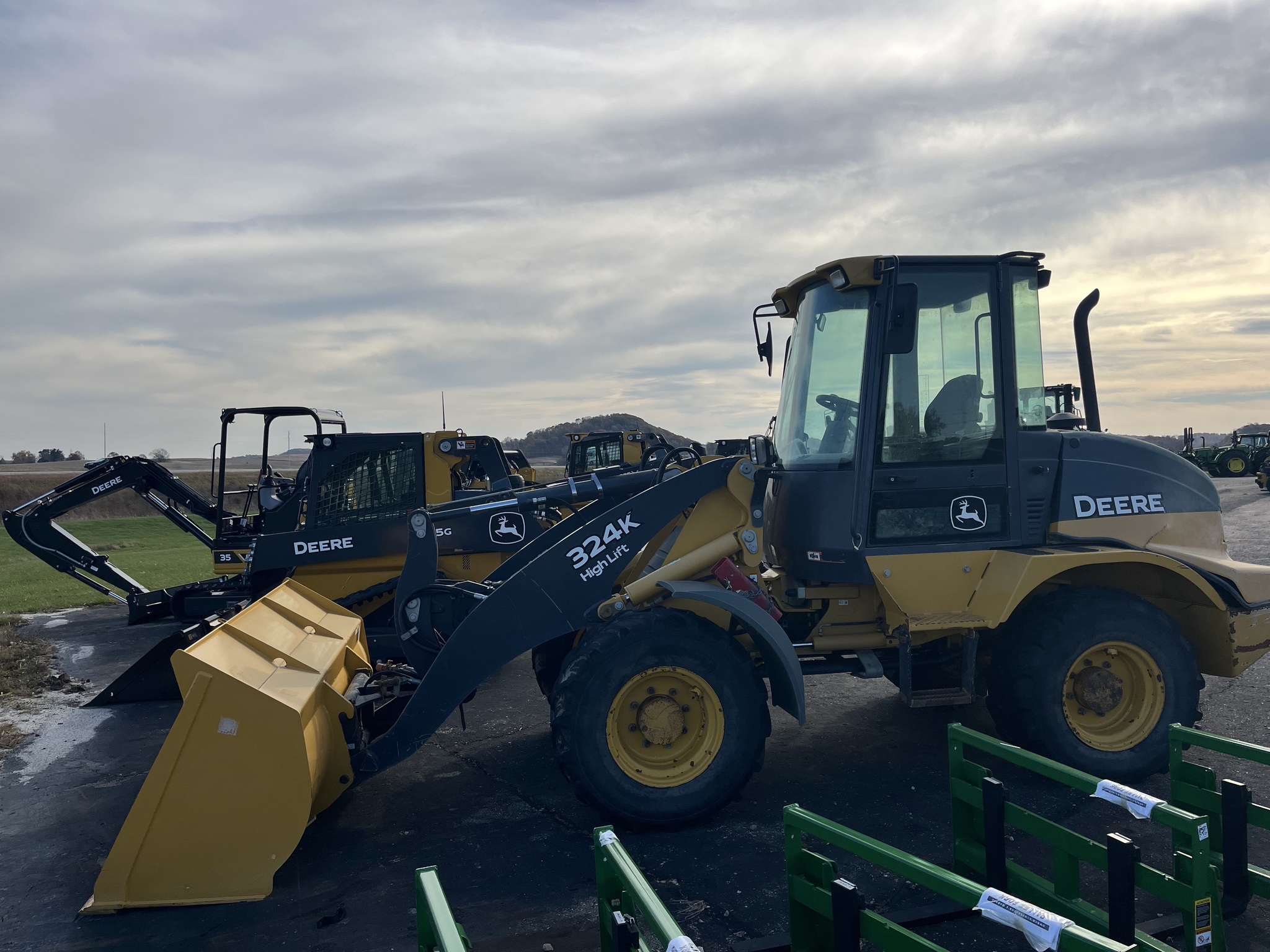 2017 John Deere 324K Image 15