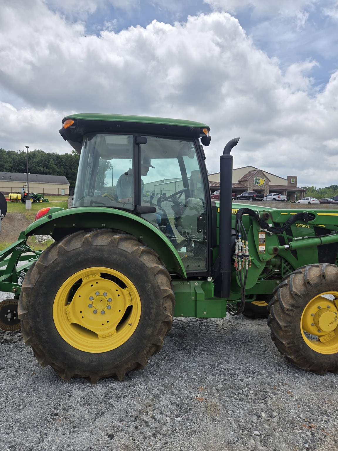 2020 John Deere 5090E Image 4