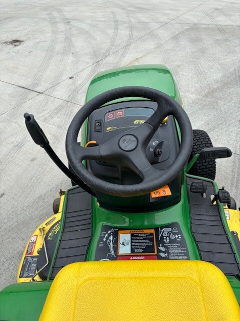 2001 John Deere GT235 Image 10