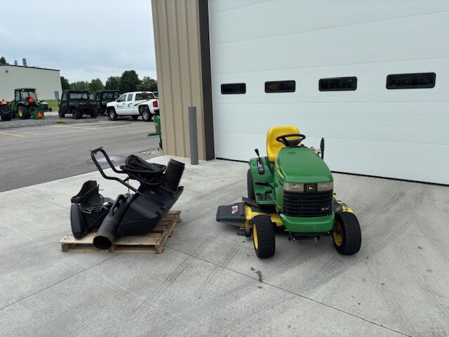 2001 John Deere GT235 Image 1
