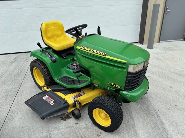 2001 John Deere GT235 Image 2