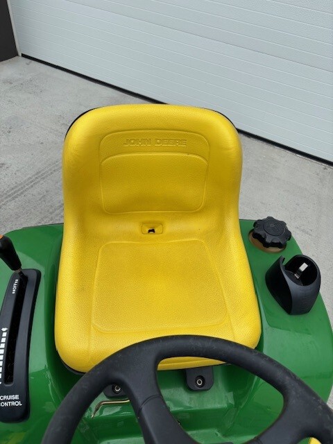 2001 John Deere GT235 Image 9