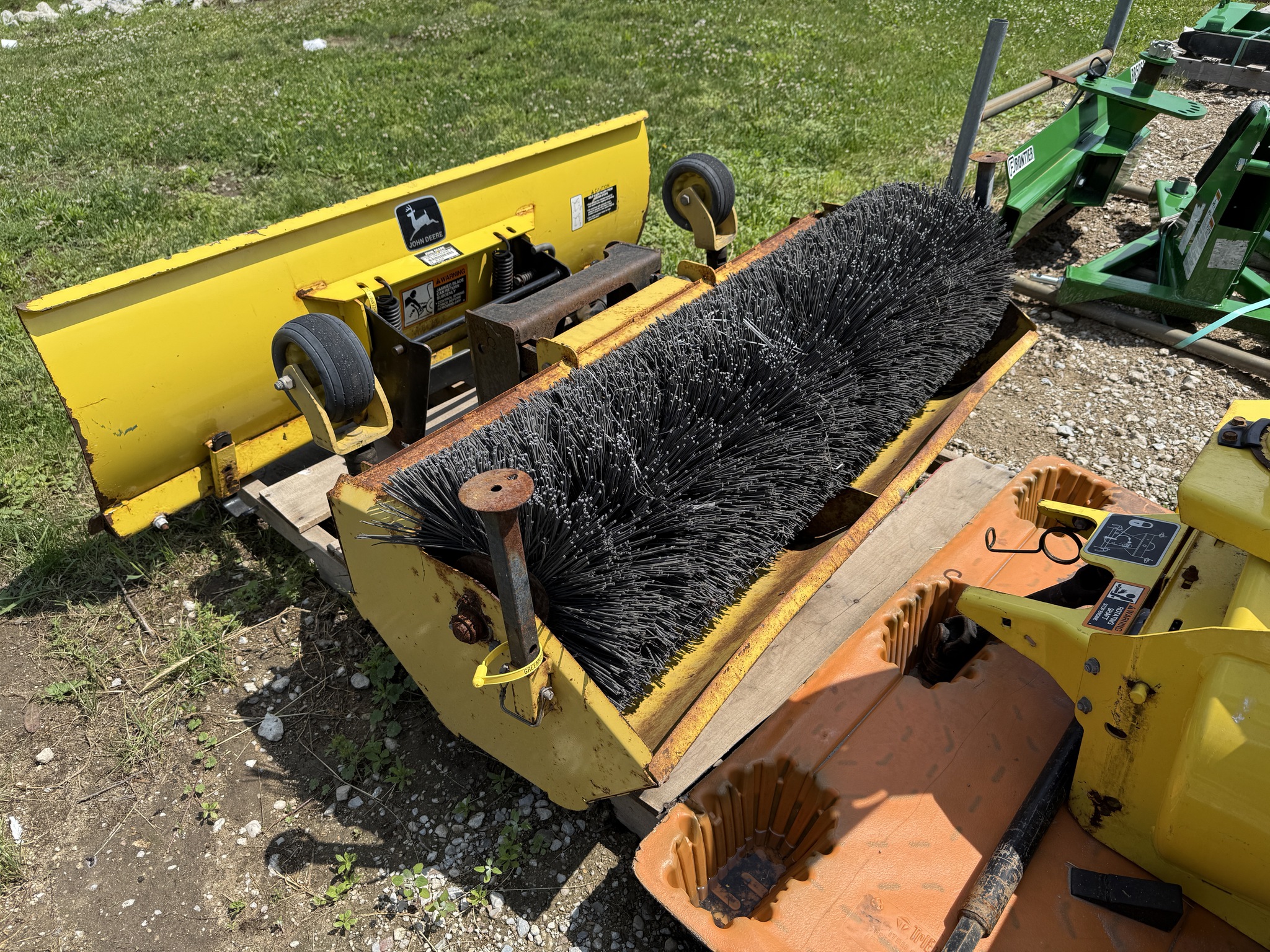 1997 John Deere 52 IN ROTARY BROOM Image 1