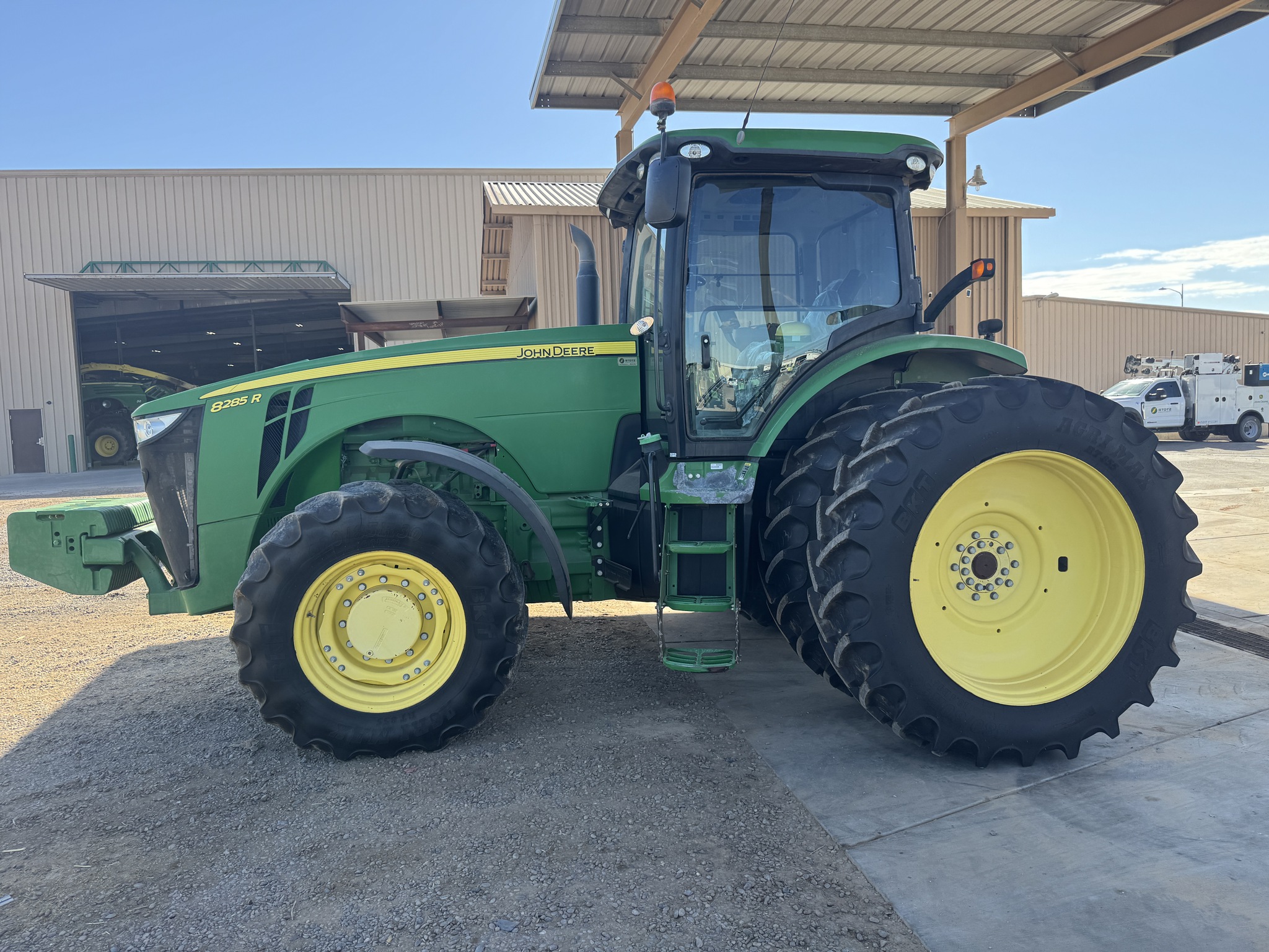 2014 John Deere 8285R Image 4