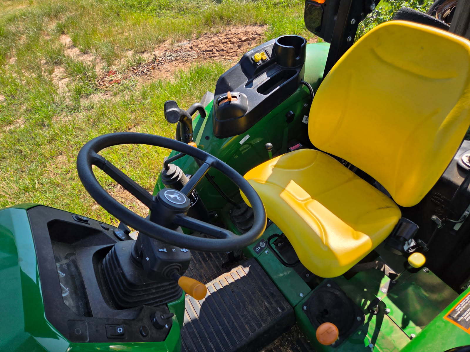 2022 John Deere 5065E Image 8