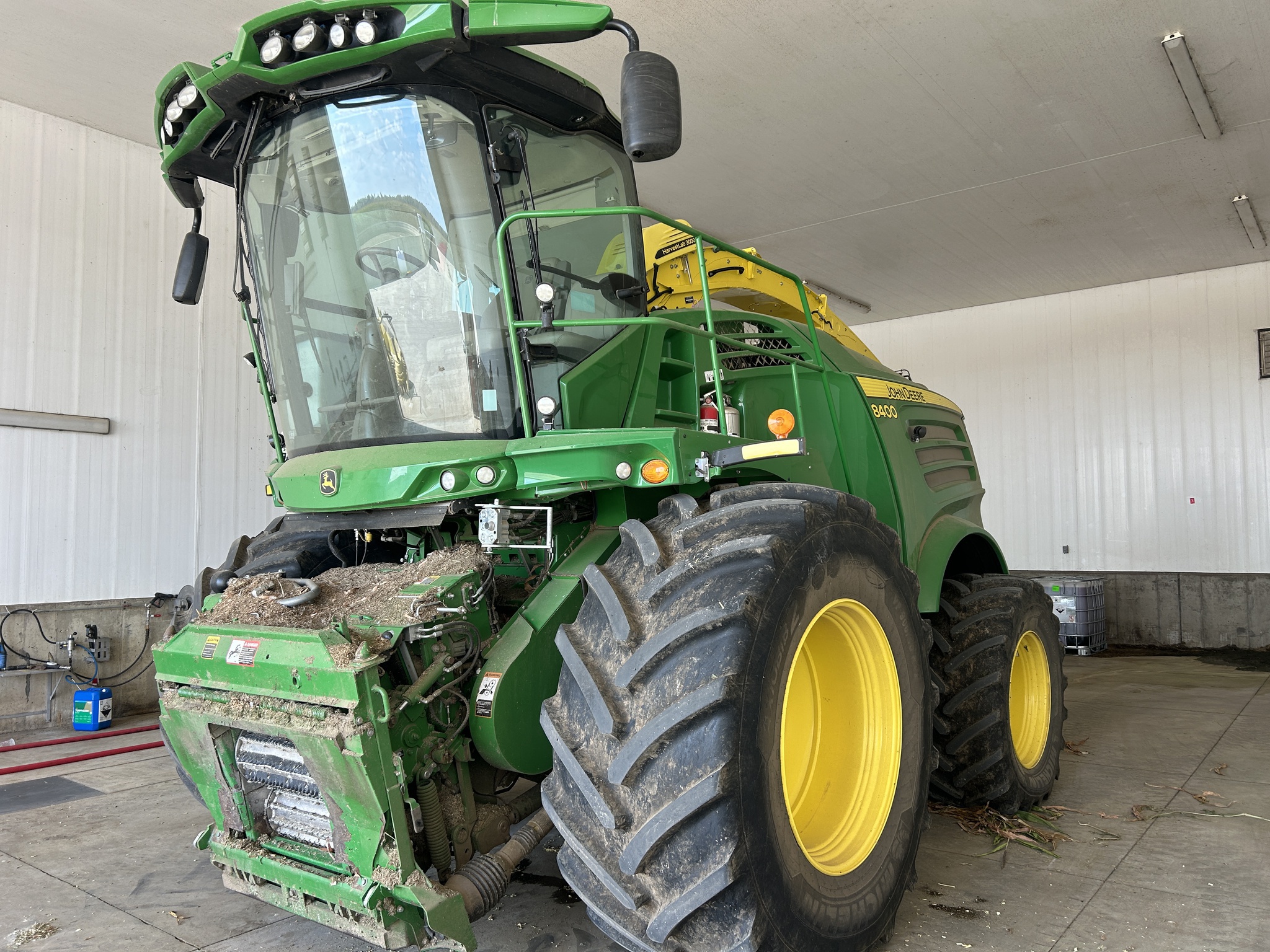 2022 John Deere 8400 Image 1