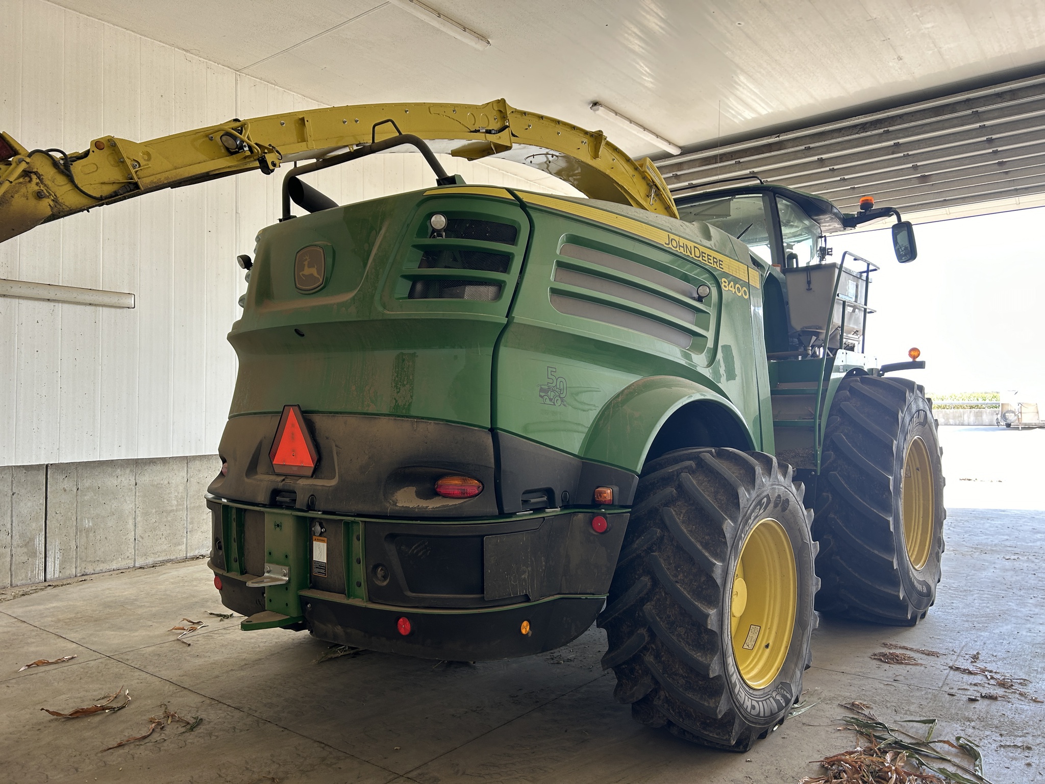 2022 John Deere 8400 Image 2