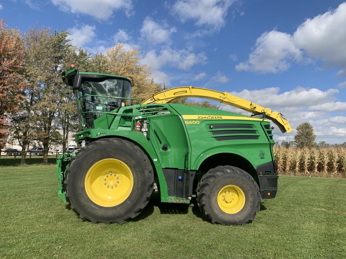 2022 John Deere 8400 Image 1