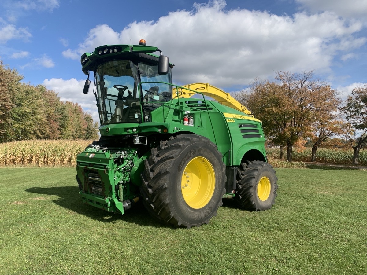 2022 John Deere 8400 Image 3