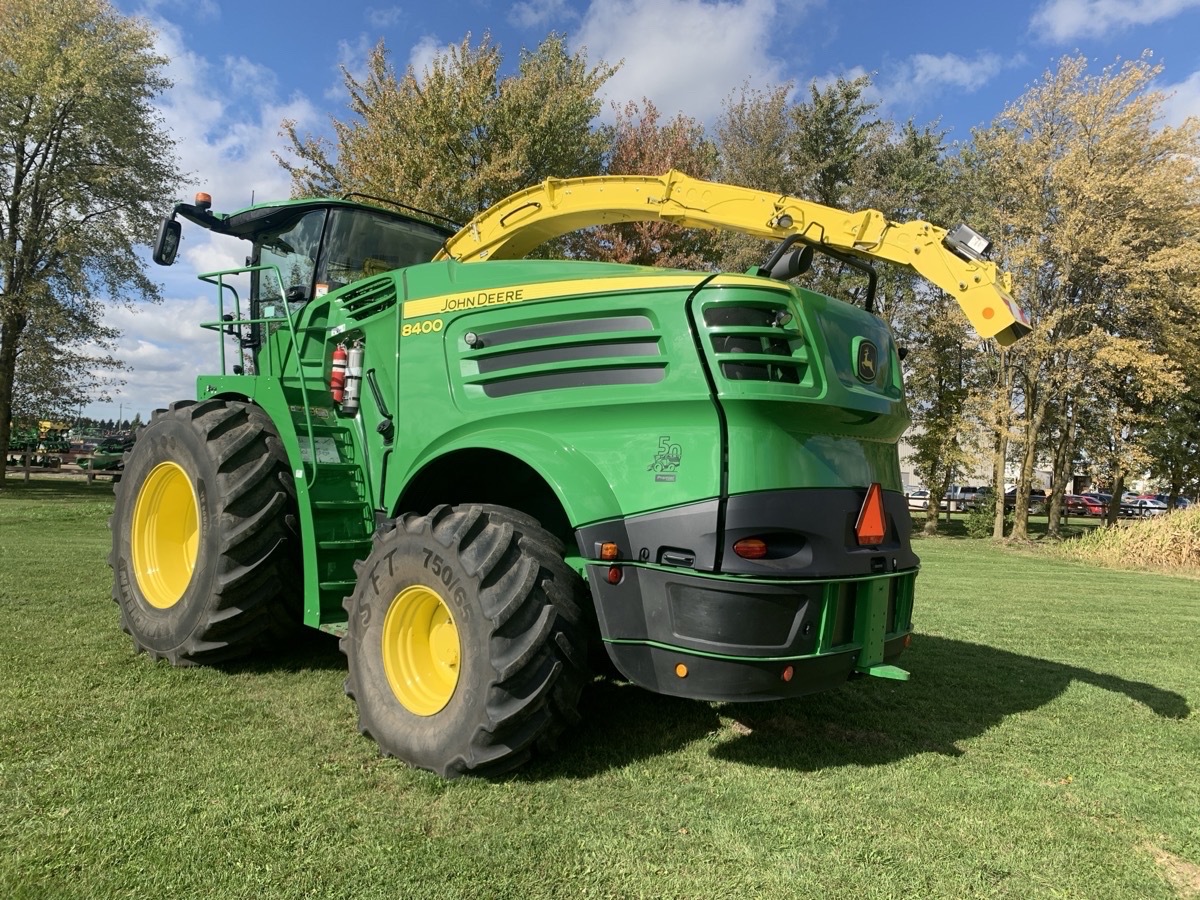 2022 John Deere 8400 Image 5