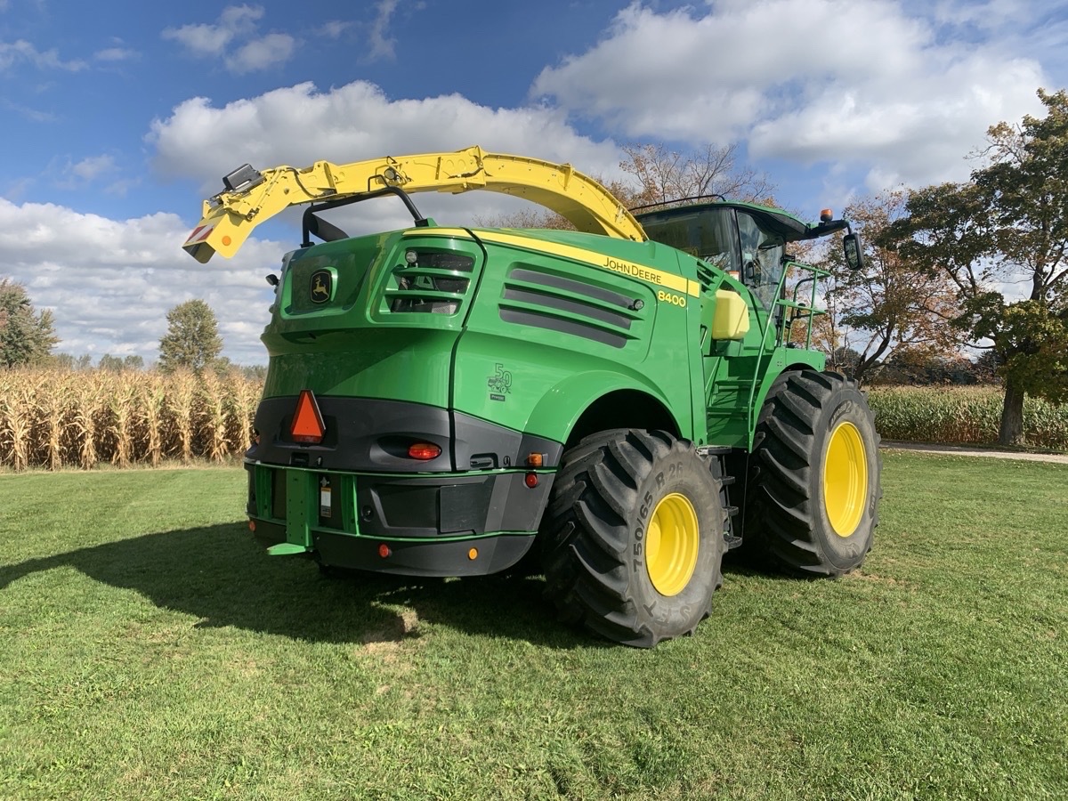 2022 John Deere 8400 Image 6