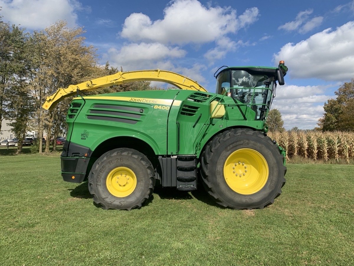 2022 John Deere 8400 Image 2