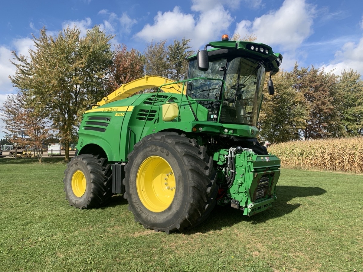 2022 John Deere 8400 Image 4