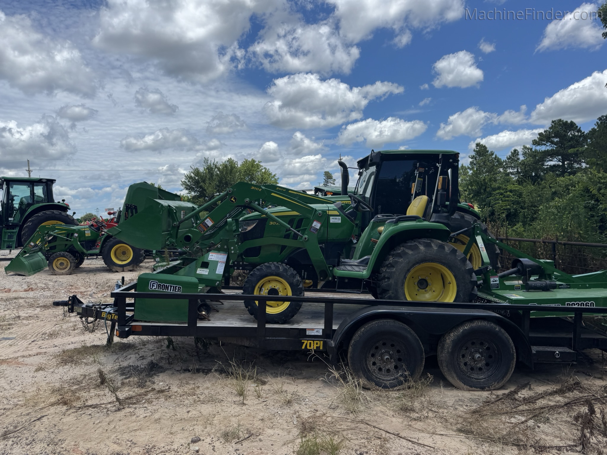 2022 John Deere 3032E Image 1