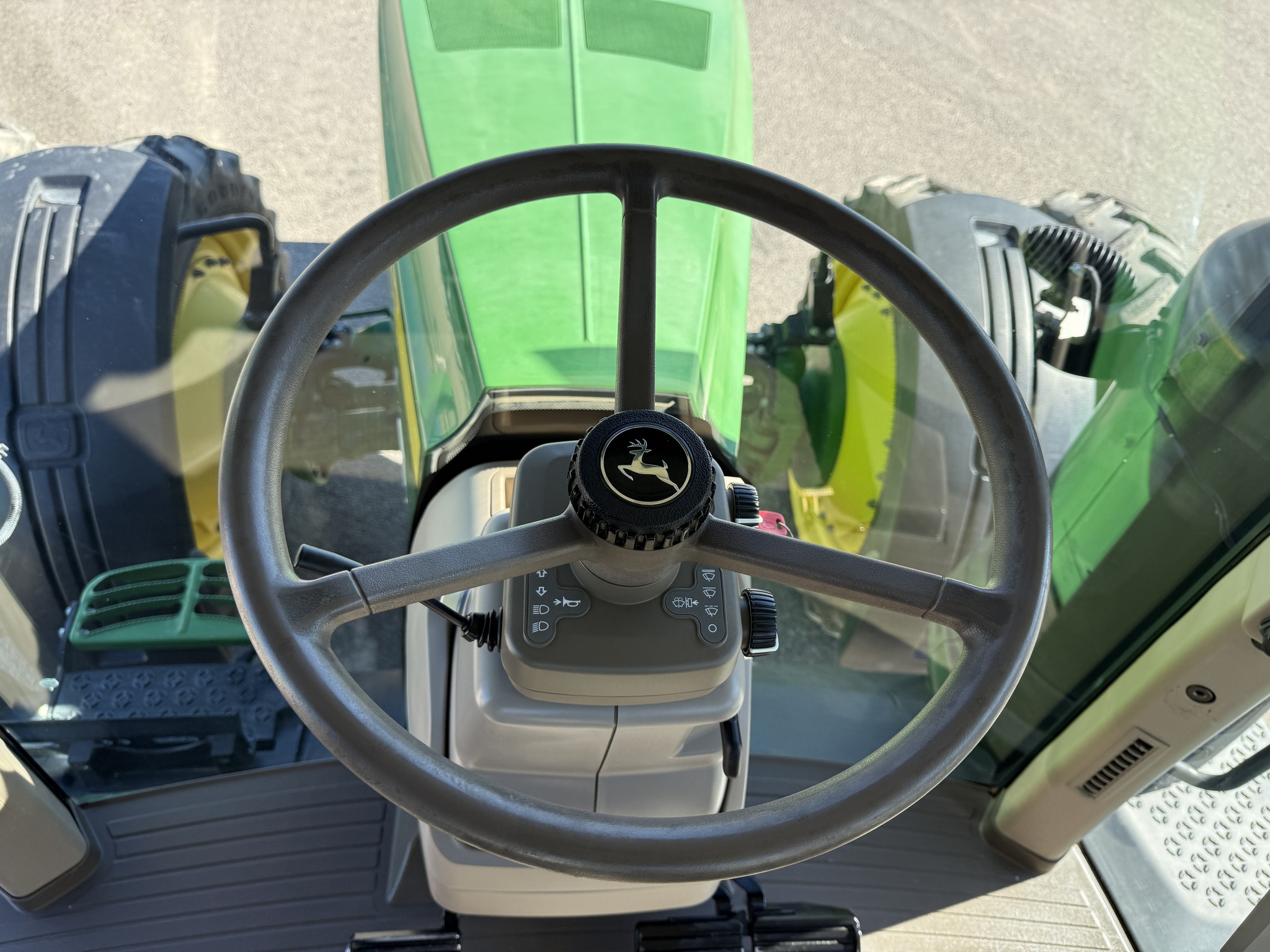 2018 John Deere 8370R Image 10