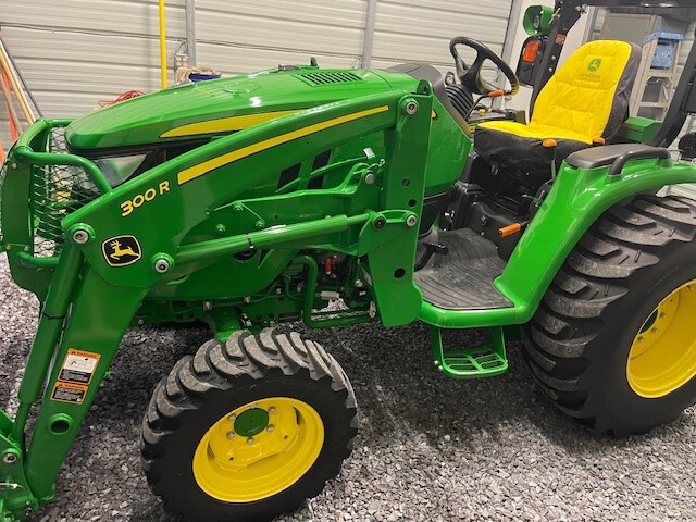 2017 John Deere 3033R Image 1
