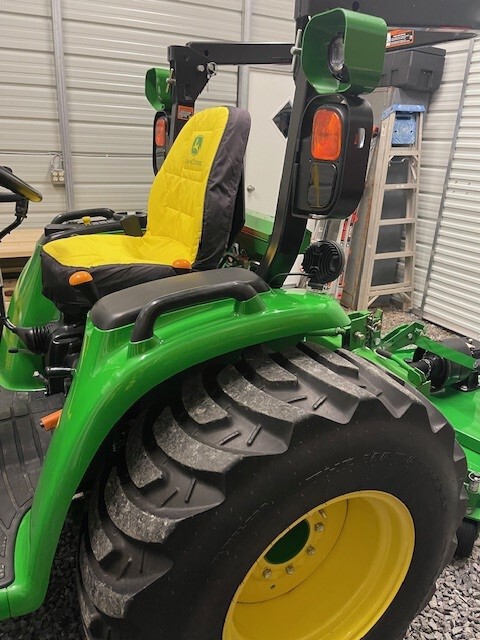 2017 John Deere 3033R Image 14