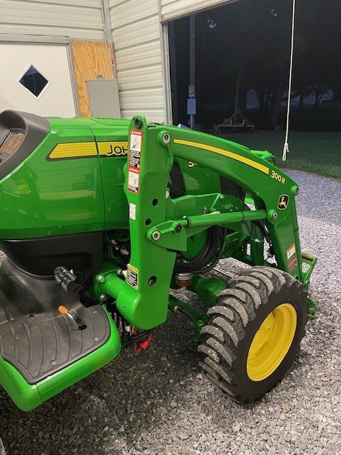 2017 John Deere 3033R Image 16