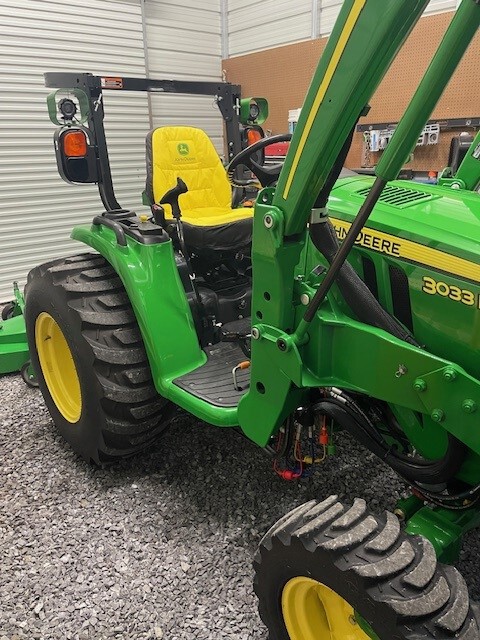 2017 John Deere 3033R Image 18