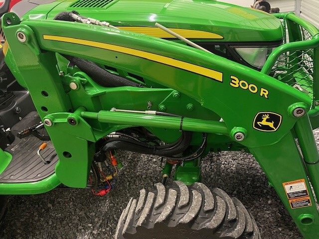 2017 John Deere 3033R Image 4