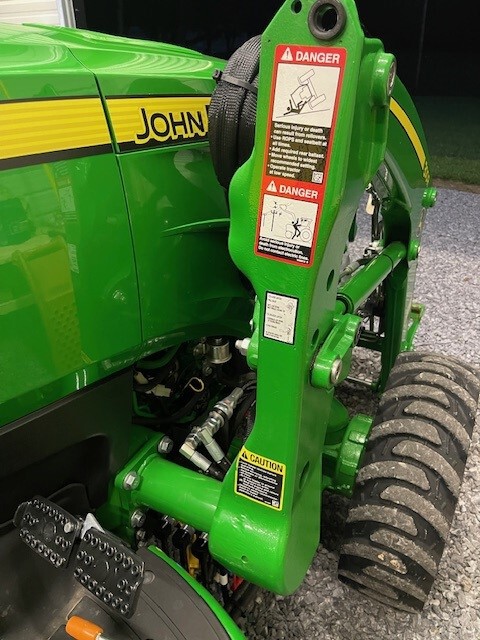 2017 John Deere 3033R Image 5