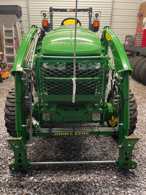 2017 John Deere 3033R Image 12