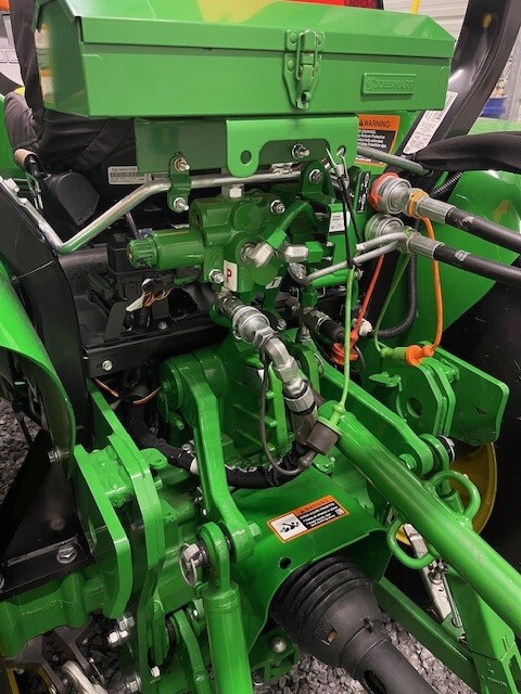 2017 John Deere 3033R Image 15