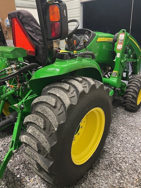 2017 John Deere 3033R Image 17
