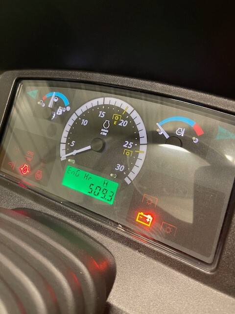 2017 John Deere 3033R Image 7