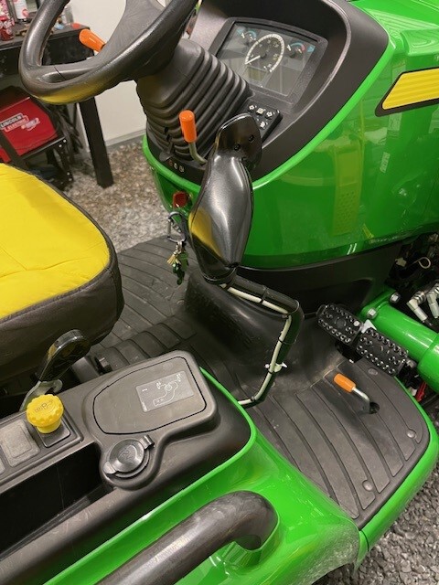 2017 John Deere 3033R Image 8