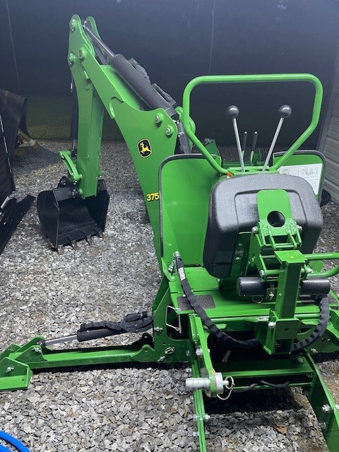 2017 John Deere 3033R Image 10