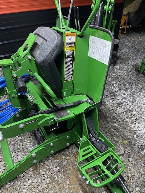 2017 John Deere 3033R Image 11