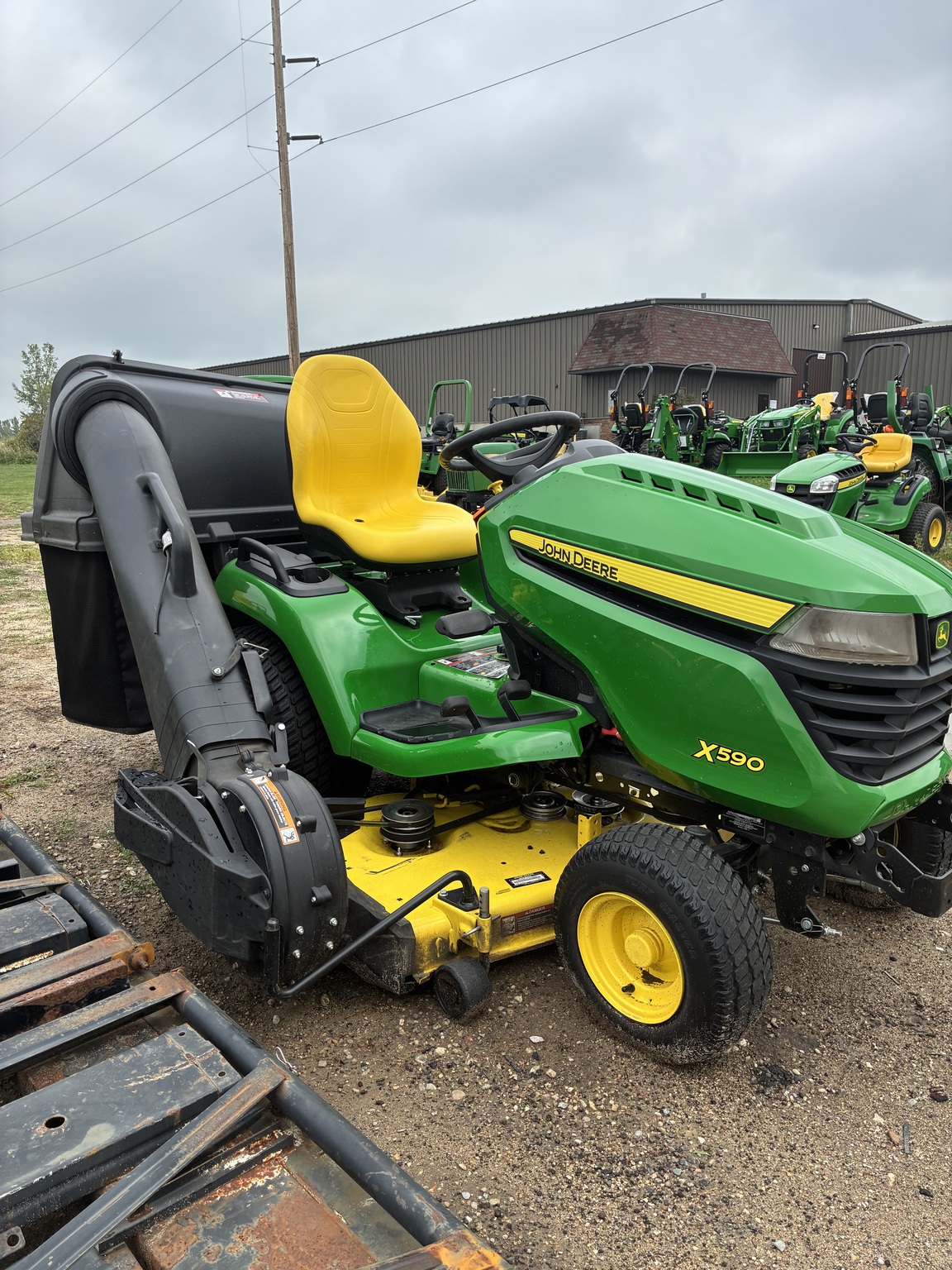 2019 John Deere X590 Image 2