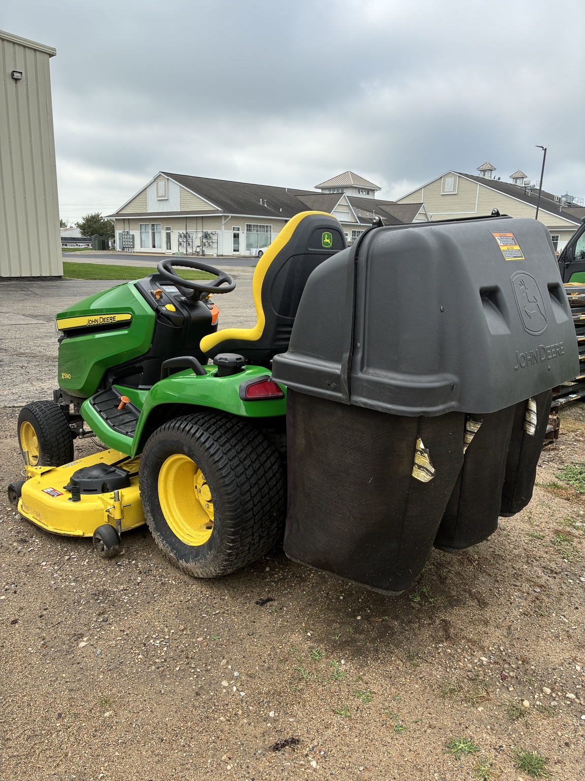 2019 John Deere X590 Image 3