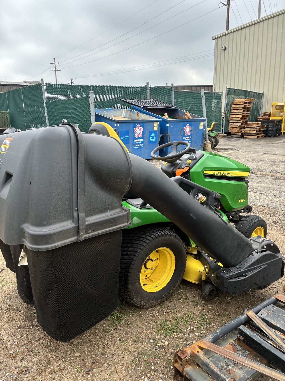 2019 John Deere X590 Image 4