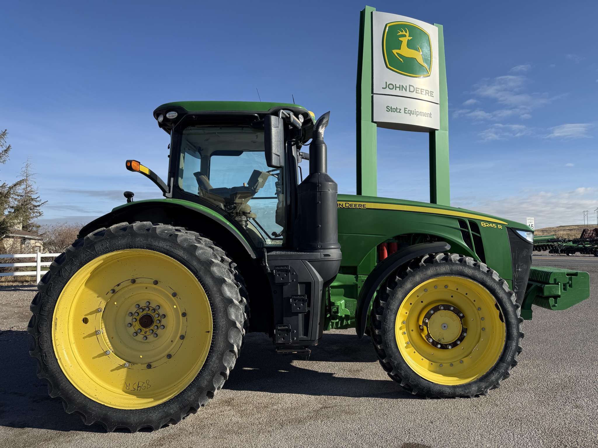 2018 John Deere 8245R Image 6