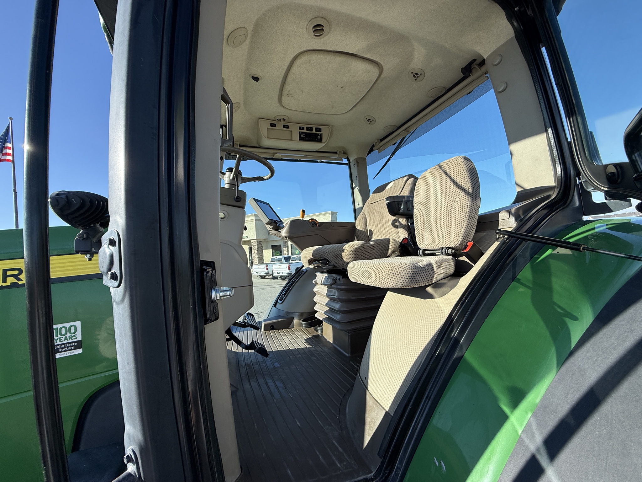 2018 John Deere 8245R Image 9
