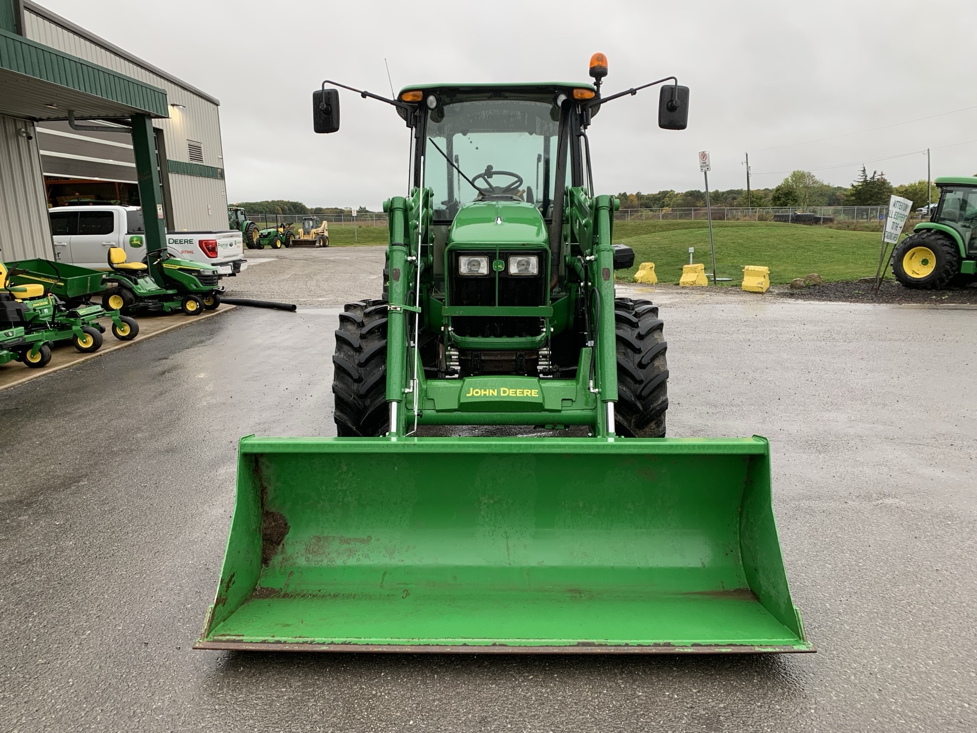 2011 John Deere 5083E Image 3
