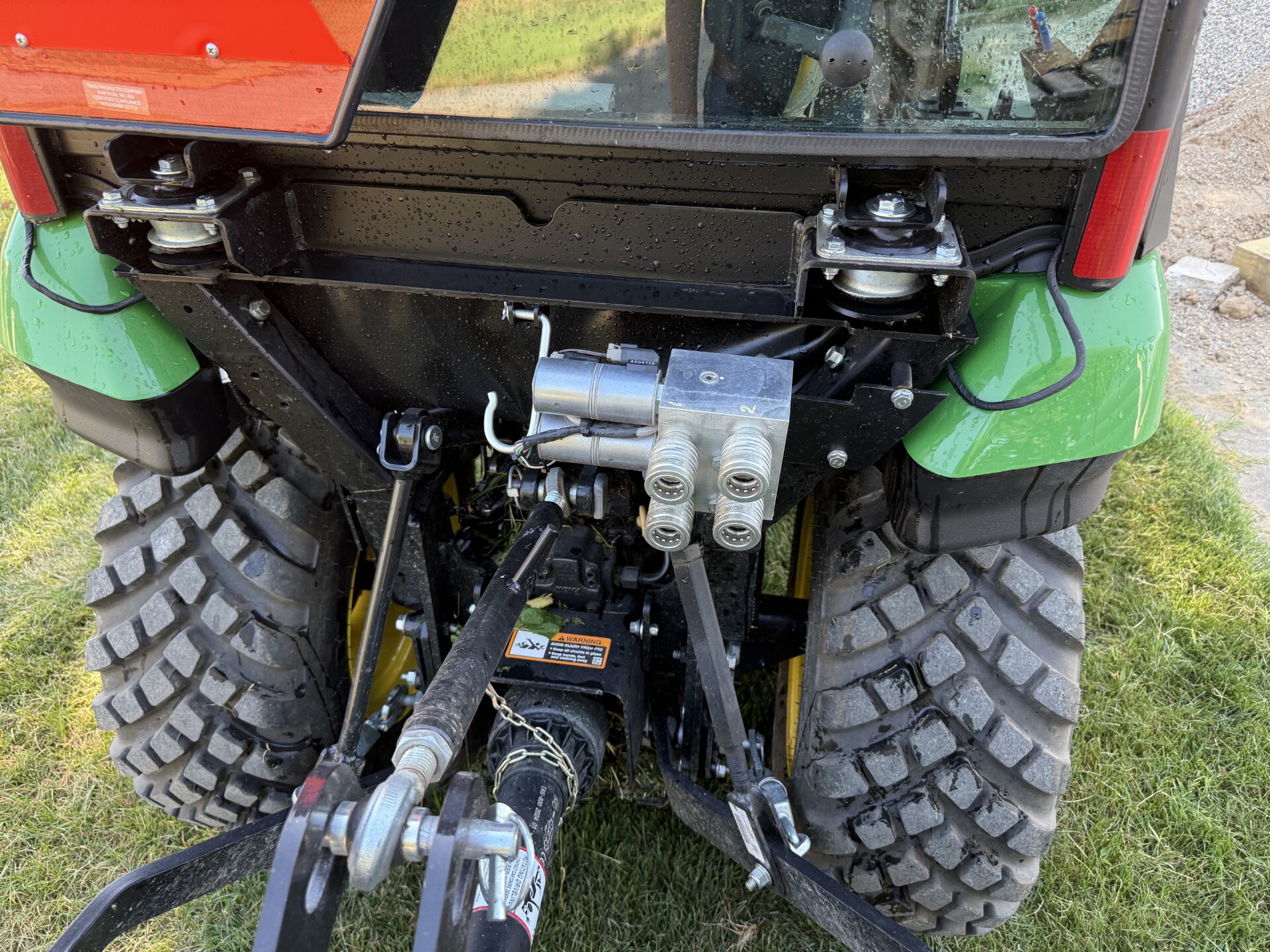 2024 John Deere 2025R Image 2