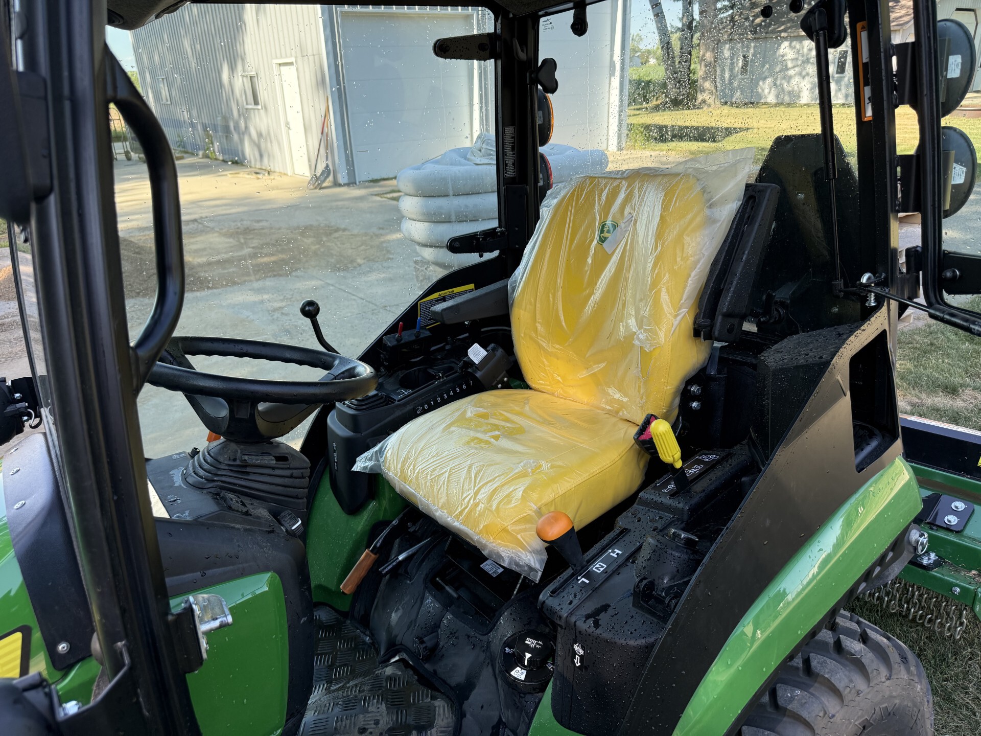 2024 John Deere 2025R Image 3