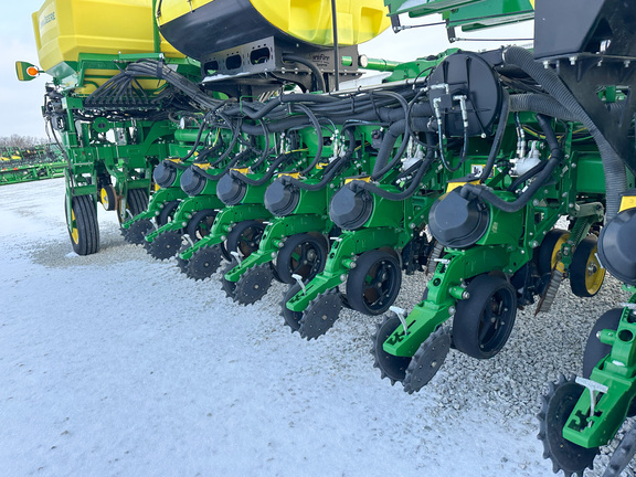 2022 John-Deere 1775NT