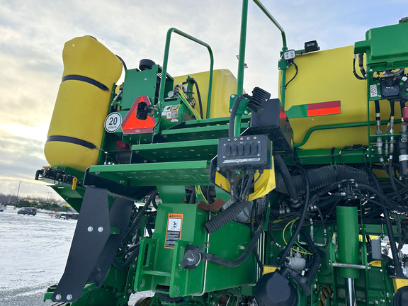 2022 John-Deere 1775NT