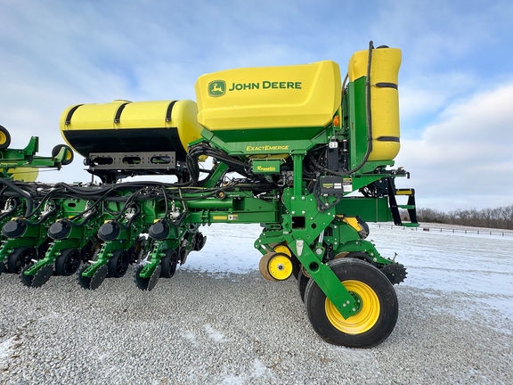 2022 John-Deere 1775NT