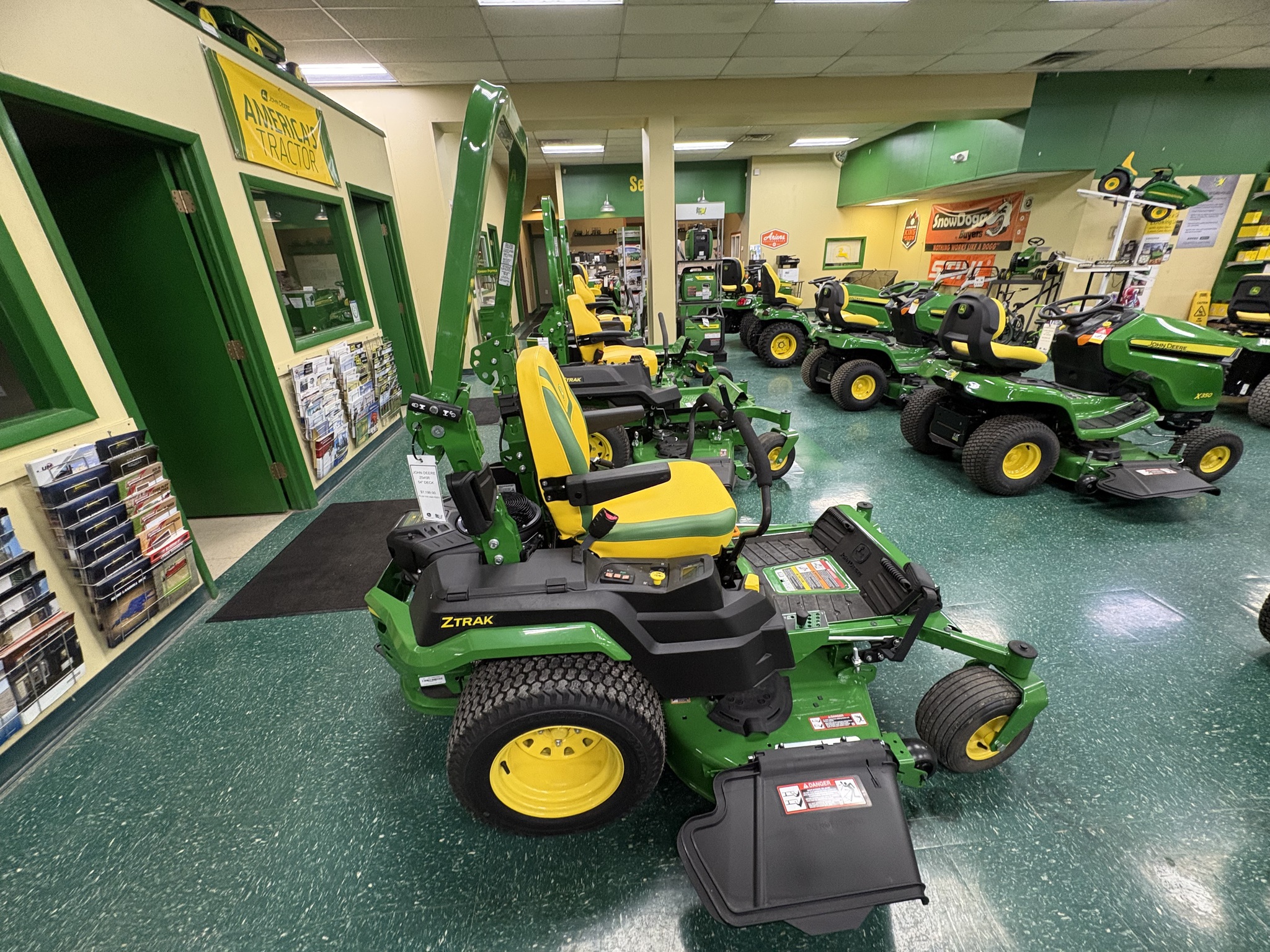 2025 John Deere Z545R Image 3