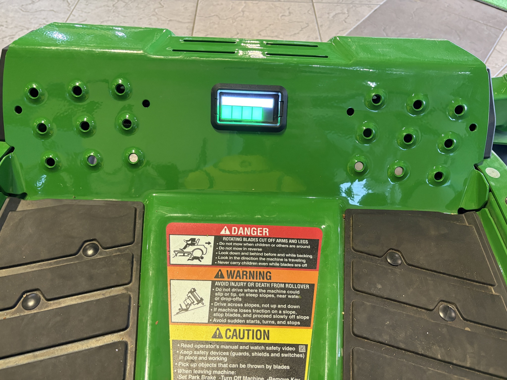 2024 John Deere Z370R Image 4