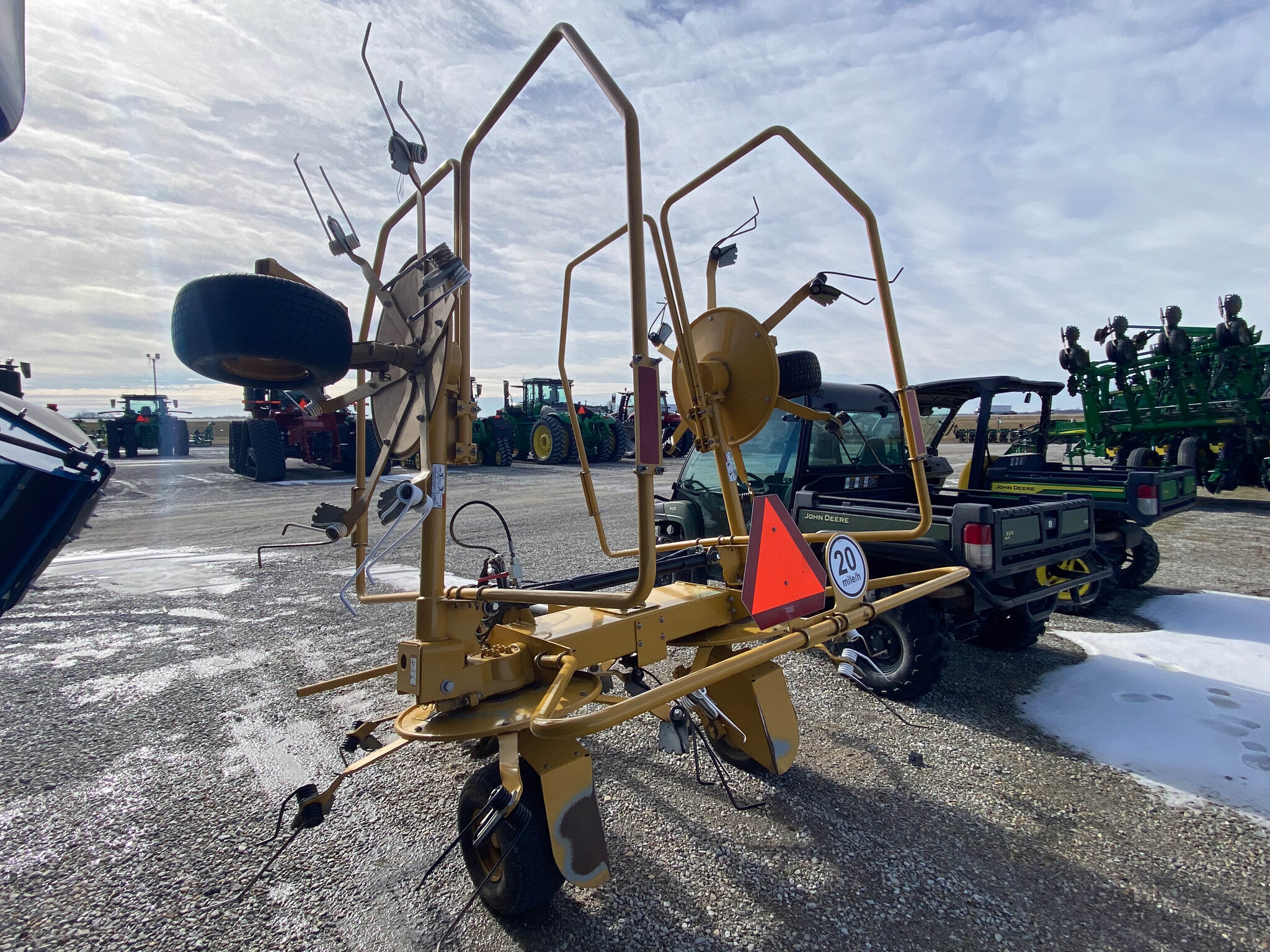Used 2021 Vermeer TE1710 Tedders at Koenig Equipment in Greensburg, IN - PhotoXL3