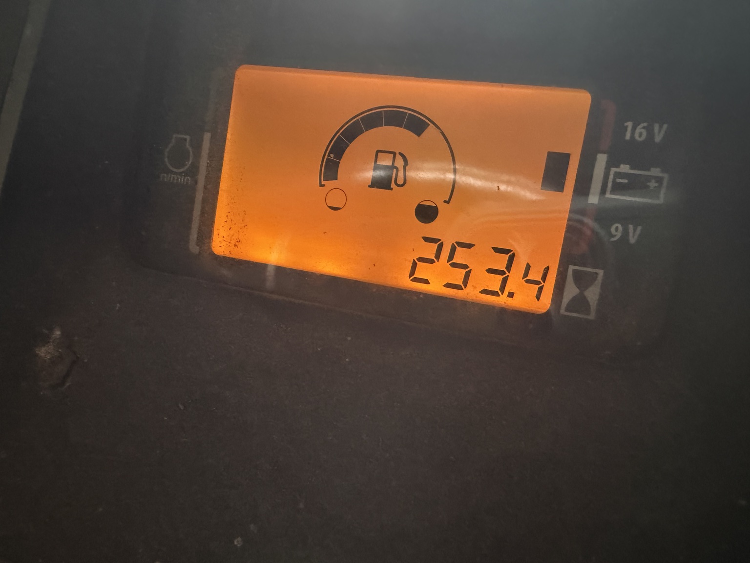 2020 John Deere X590 Image 8