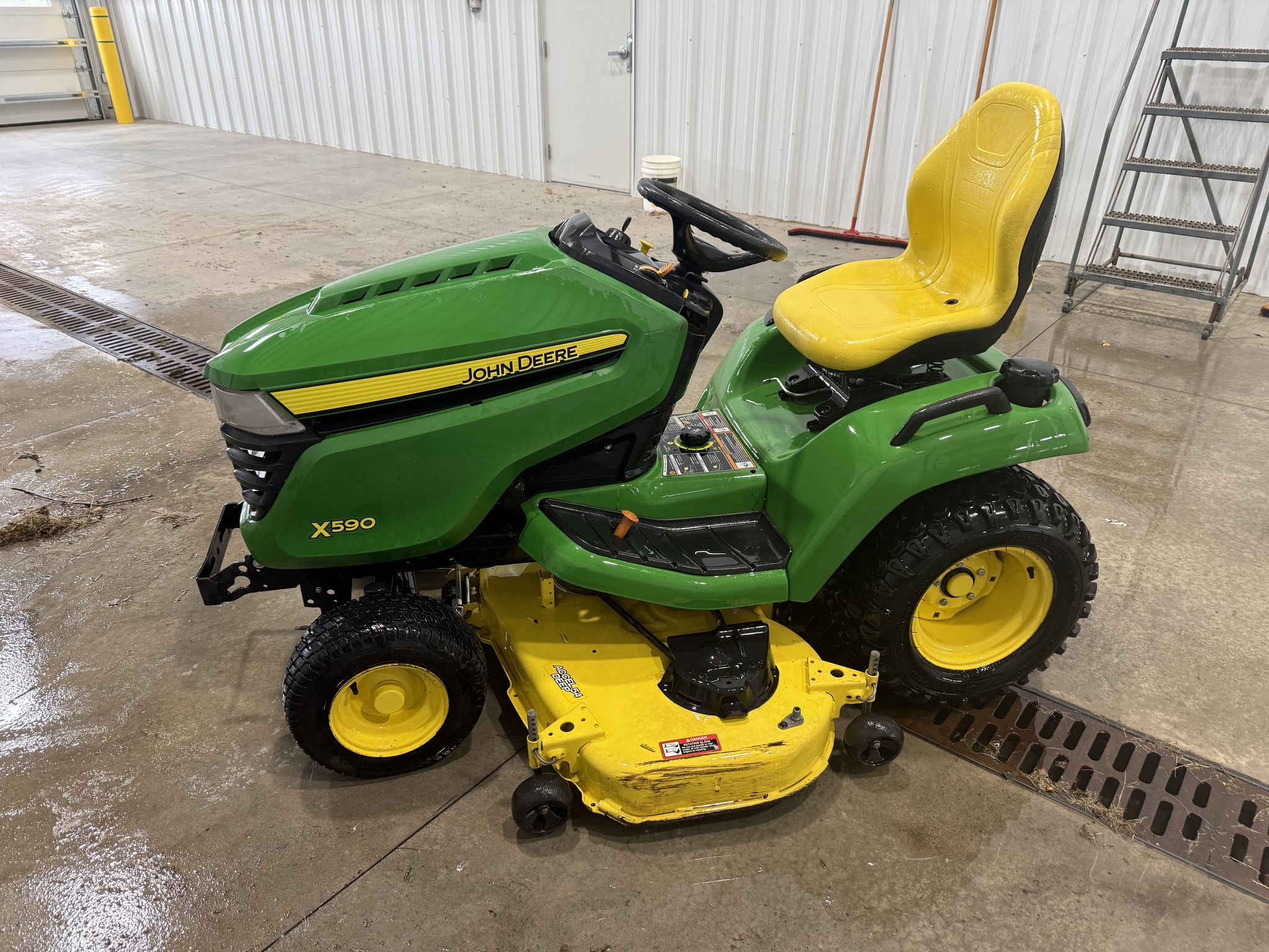 2020 John Deere X590 Image 1